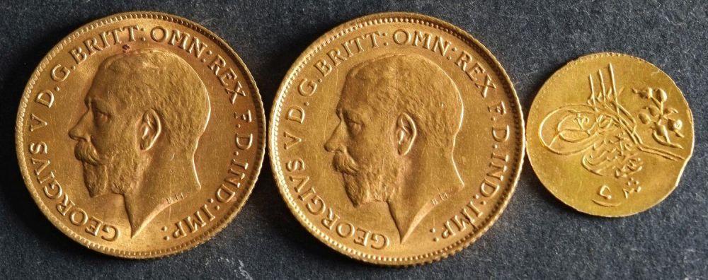 Two George V Half Sovereigns dated 1914 and 1916, with a small gold coin. - Image 4 of 4