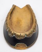An early 20th century gilt brass horse shoe vesta case, unsigned, 5.