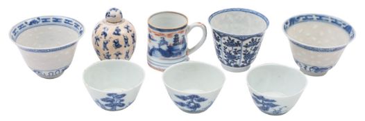 A mixed lot of Chinese porcelain,