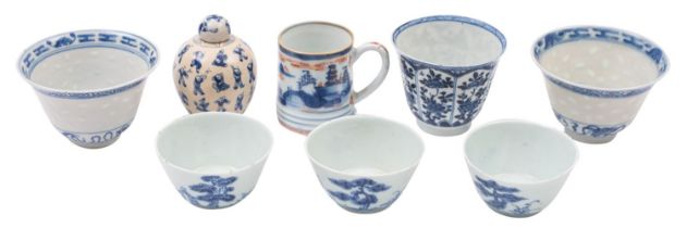 A mixed lot of Chinese porcelain,