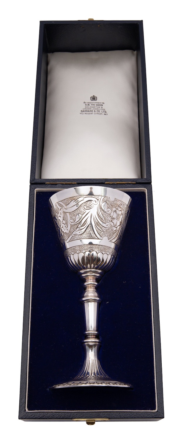 An Elizabeth II silver goblet, Garrard & Co Ltd, London 1977, with Jubilee mark, - Bild 3 aus 3