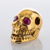 A Chrome Hearts style skull charm,with ruby eyes, total length ca. 1.4cm, total weight ca. 2.