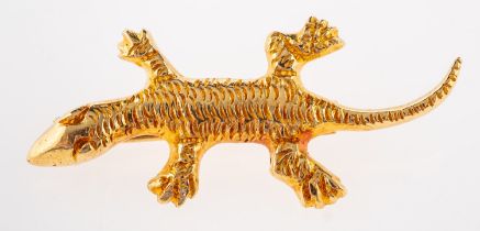 A lizard brooch, with textured detail, 4cm long, 6.