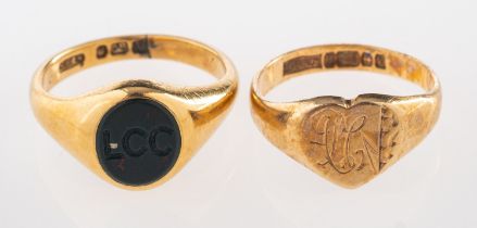 An 18ct gold bloodstone signet ring, the oval bloodstone panel carved with initials LCC, stamped 18,