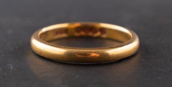 A 22ct. gold band ring, ring size K, total weight ca. 3.3gms.