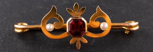 A garnet and seed pearl bar brooch, stamped '9CT', length ca. 4cm, total weight ca. 2.8gms.