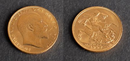 An Edward VII gold Sovereign coin, dated 1907, diameter ca. 22mms, total weight ca. 8gms.