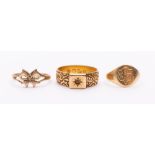 A Victorian gold band ring with engraved decoration ( lacking stone) size N,