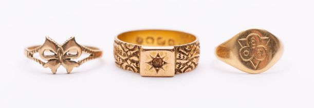 A Victorian gold band ring with engraved decoration ( lacking stone) size N,