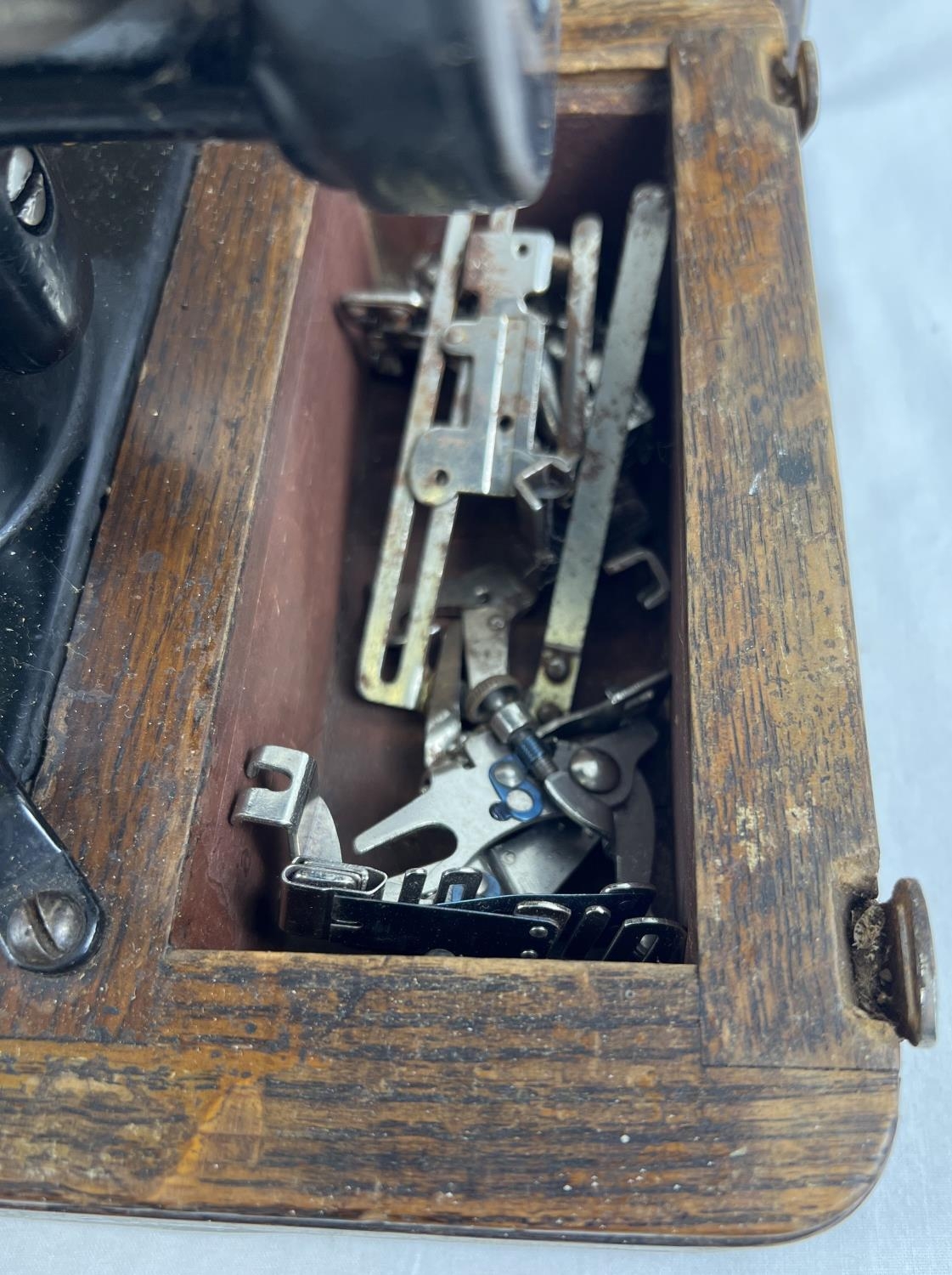 An antique wooden cased Singer sewing machine, black with gold floral decoration and shuttle bobbin. - Image 4 of 6