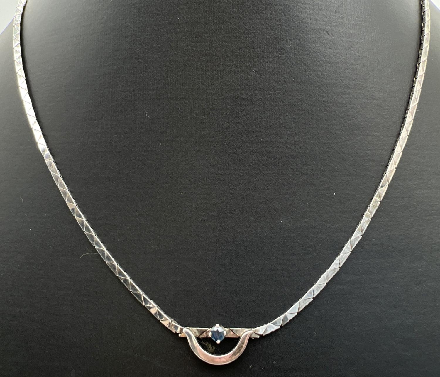 A 925 silver 15" fixed pendant necklace with flat triangular shaped links. Pendant set with