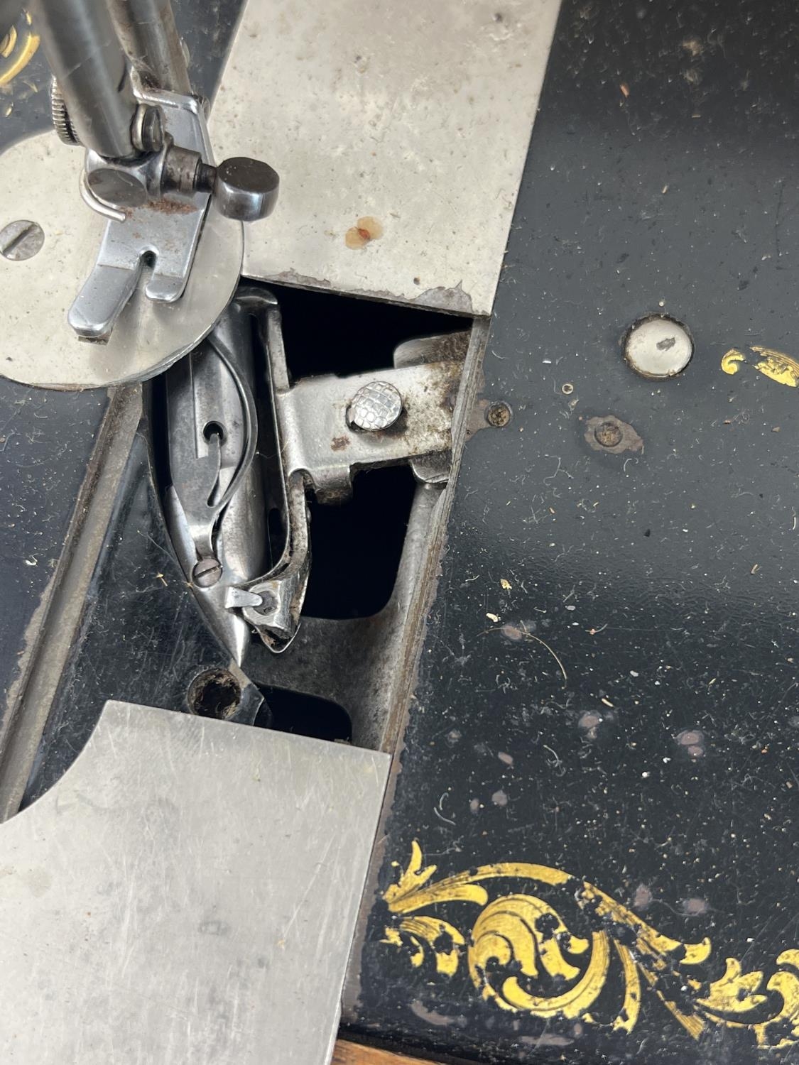 An antique wooden cased Singer sewing machine, black with gold floral decoration and shuttle bobbin. - Image 3 of 6