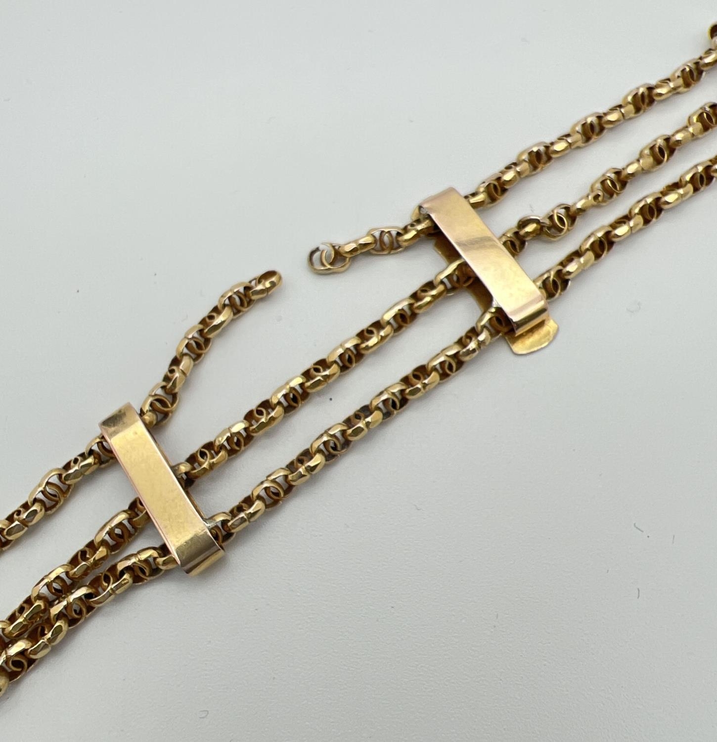 A vintage yellow gold 3 bar style bracelet with decorative chain links and rose gold lobster claw - Image 4 of 4