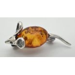 A small 925 silver and amber brooch modelled as a mouse. Stamped 925 to underside. Approx. 3.5cm