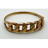A vintage 9ct gold curb chain keeper style ring. Hallmarks to inside of band, ring size U. Total