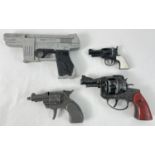 4 vintage toy guns to include Lone Star and Crescent Toys. Lot comprises: a UFO Wonder Gun disc