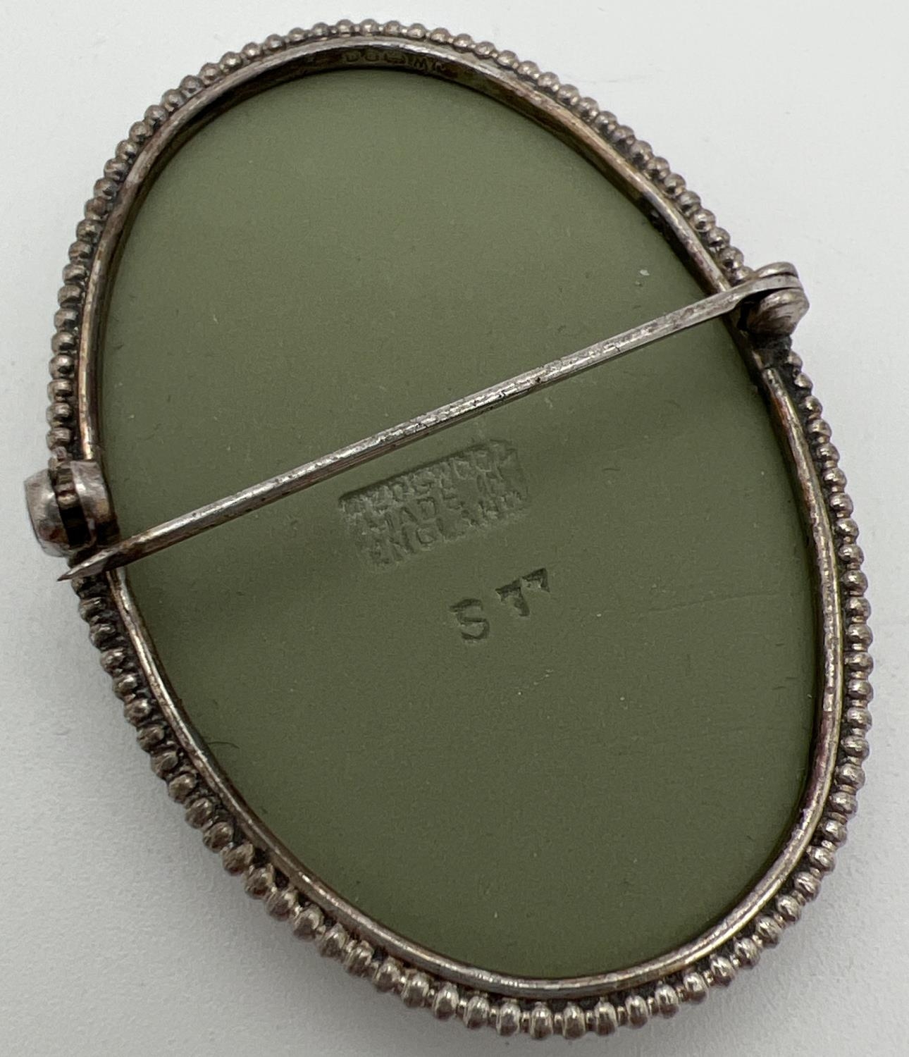 A vintage large oval shaped green Wedgwood brooch in silver rope design mount. Hallmarked London - Image 2 of 2