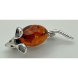 A small 925 silver and amber brooch modelled as a mouse. Stamped 925 to underside. Approx. 3.5cm