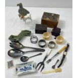A collection of assorted vintage collectables, to include metal ware, ceramics and wooden items. Lot