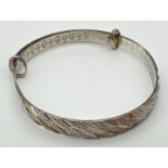A 925 silver expanding bracelet with diamond cut brushed and plain silver design. Chinese