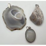 3 natural stone pendants to include an agate slice with silver bale. Largest pendant approx. 6.5cm x