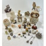 A collection of assorted owl ornaments to include ceramic, glass, natural stone and resin. Lot