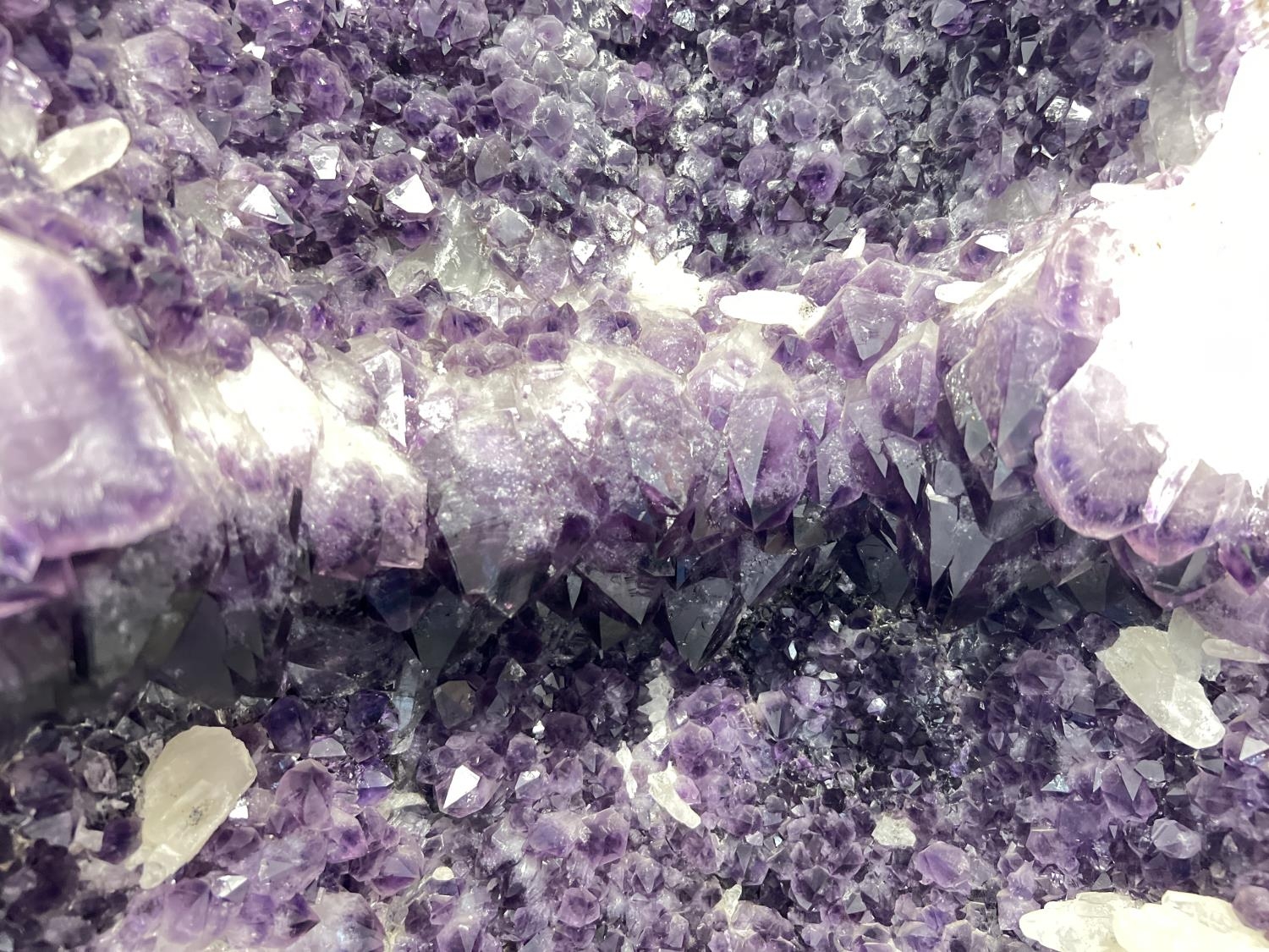 A very large amethyst crystal geode pair - rare as complete geode cut in half. Approx. 102cm tall - Image 3 of 10