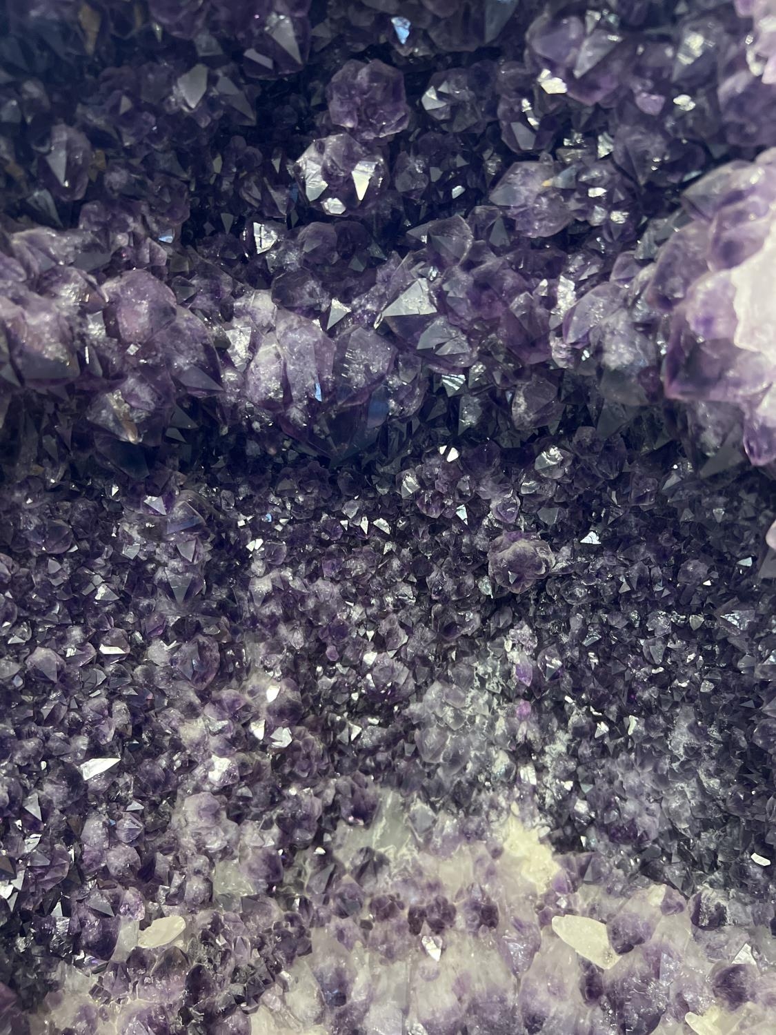 A very large amethyst crystal geode pair - rare as complete geode cut in half. Approx. 102cm tall - Image 4 of 10