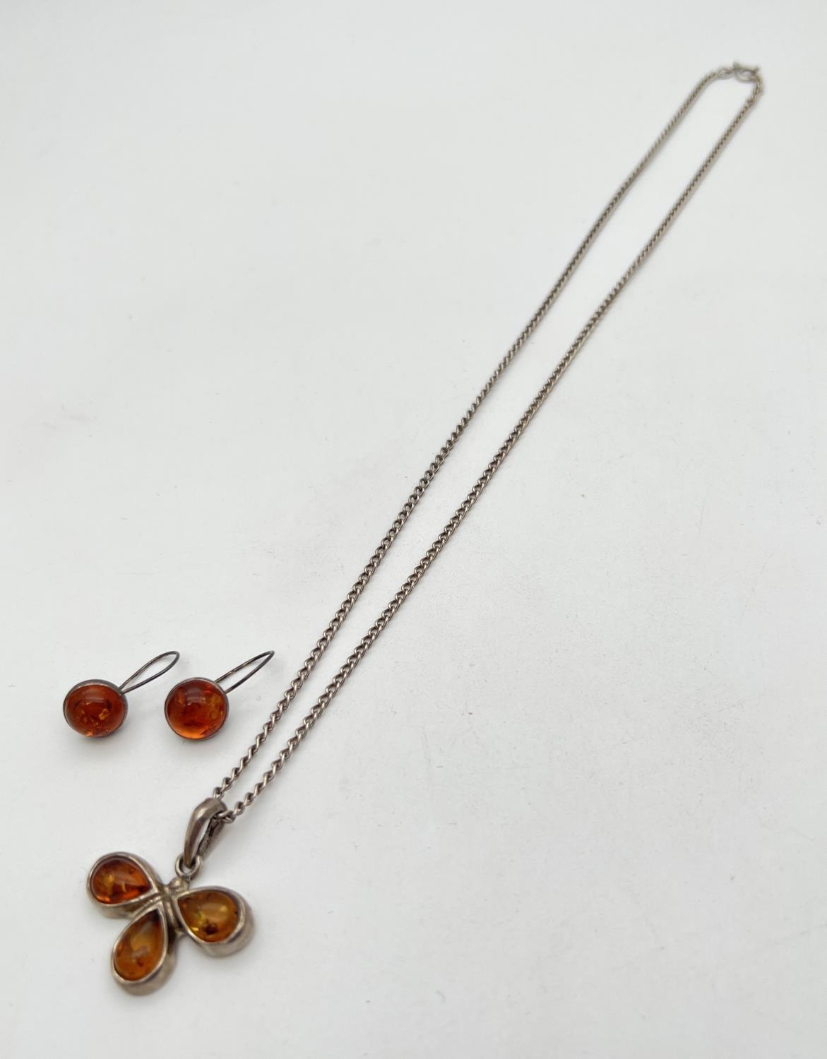 A flower design silver and amber pendant on a 20 inch curb chain with spring ring clasp. Together - Image 2 of 2