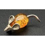 A small 925 silver and amber brooch in the shape of a mouse. Silver marks to underside. Approx. 2.