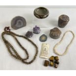 A tray of assorted collectable items to include natural stone geodes, polished tigers eye stones,