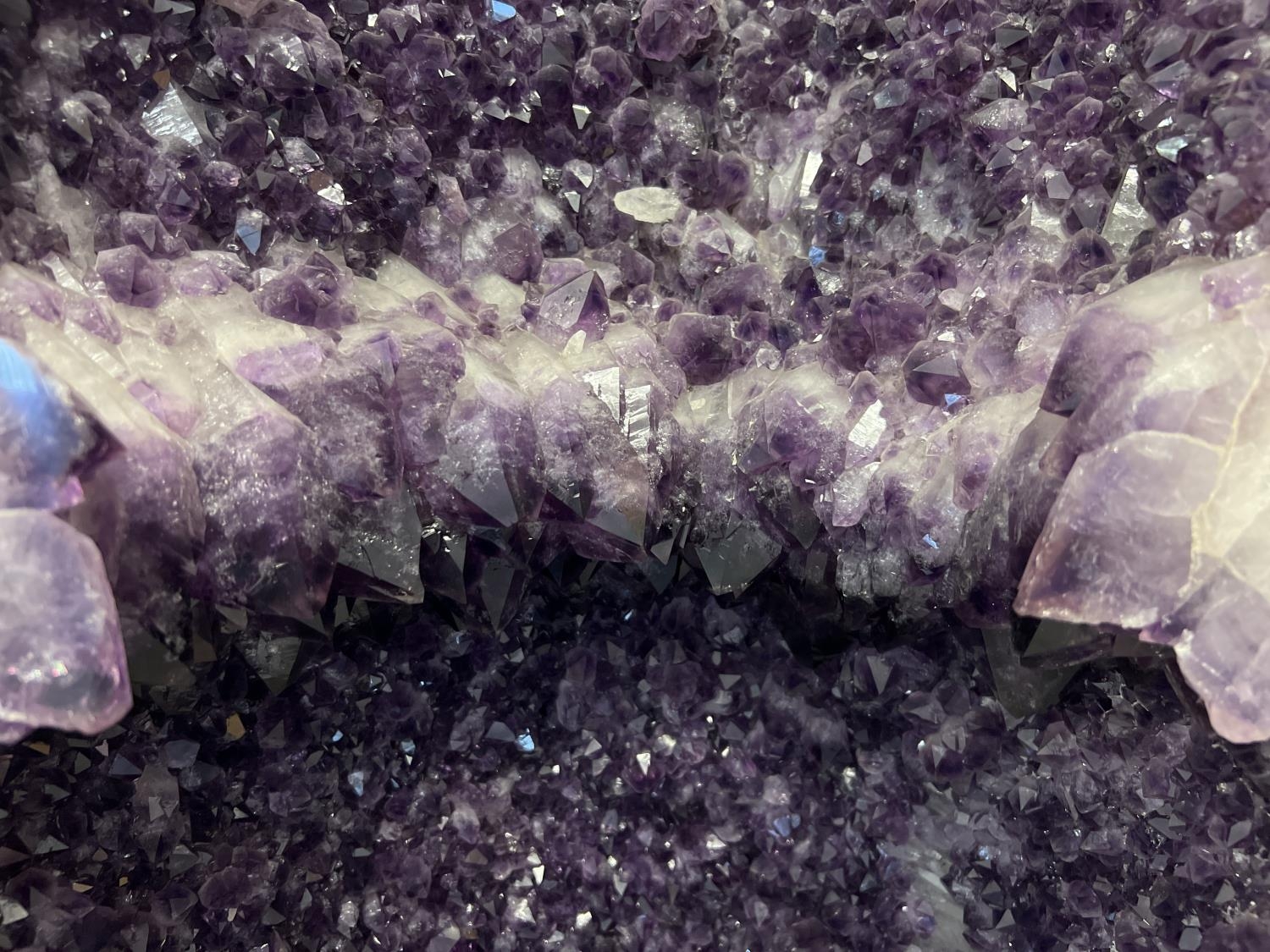 A very large amethyst crystal geode pair - rare as complete geode cut in half. Approx. 102cm tall - Image 6 of 10