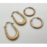 2 pairs of 9ct gold earrings. A pair of oval shaped hoop style earrings with embossed decoration,