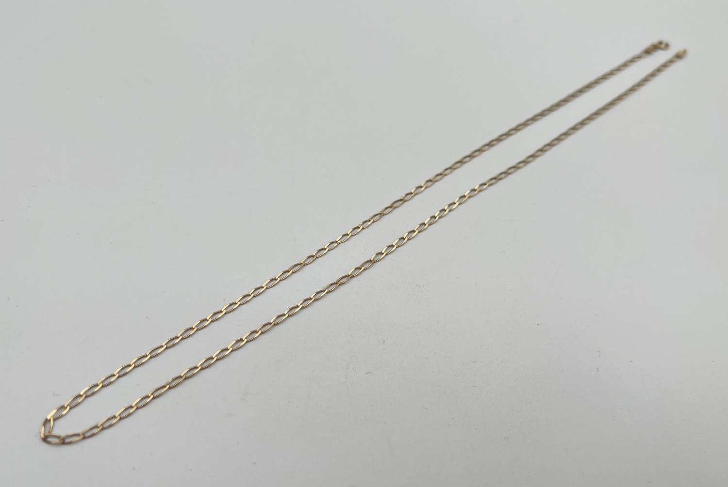 A 9ct gold 18" curb chain with spring ring clasp (clasp needs attention). Gold marks to fixings. - Image 3 of 3