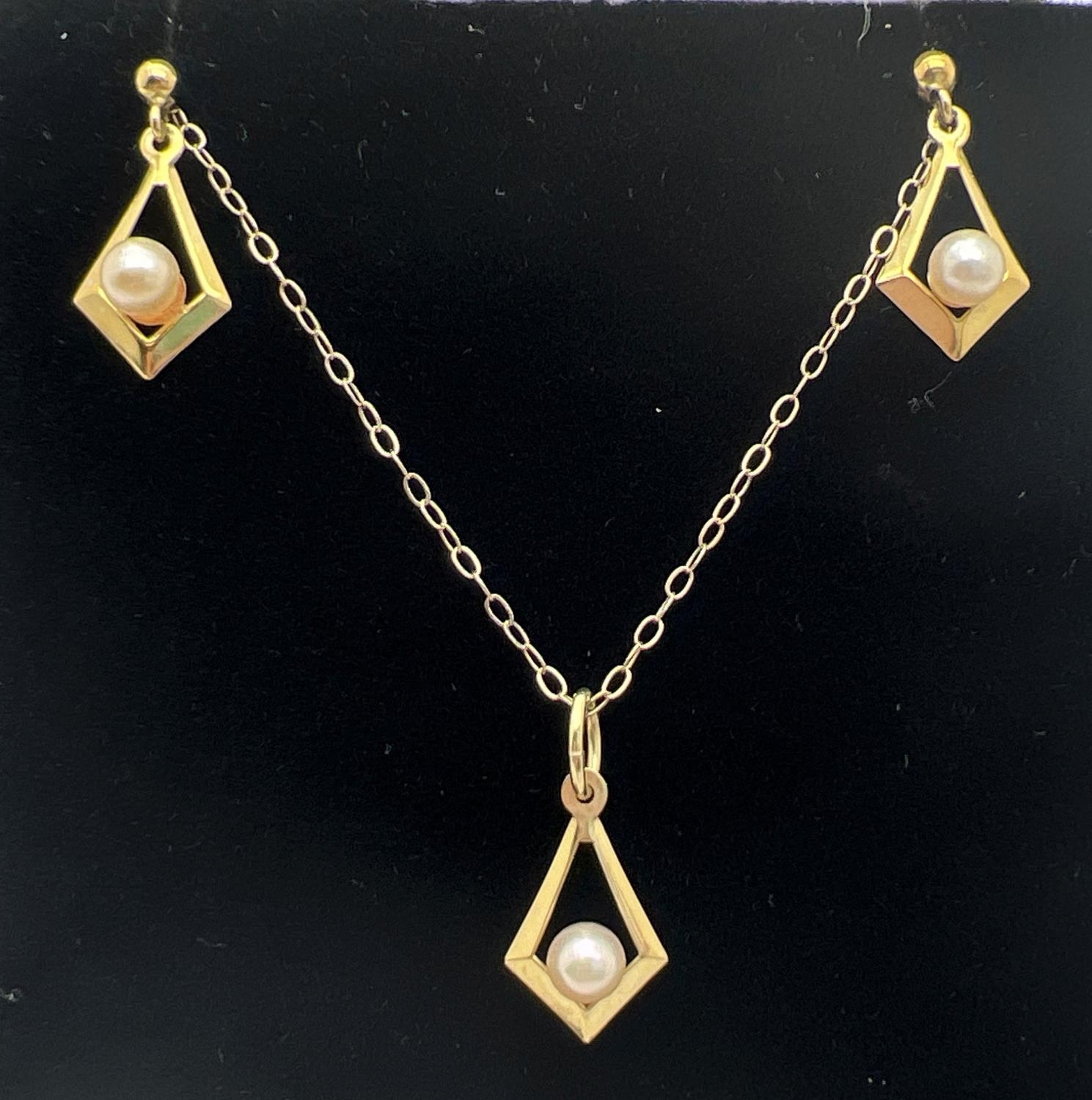 A 9ct gold and pearl pendant with matching drop earrings. Pendant on an 18" fine belcher chain