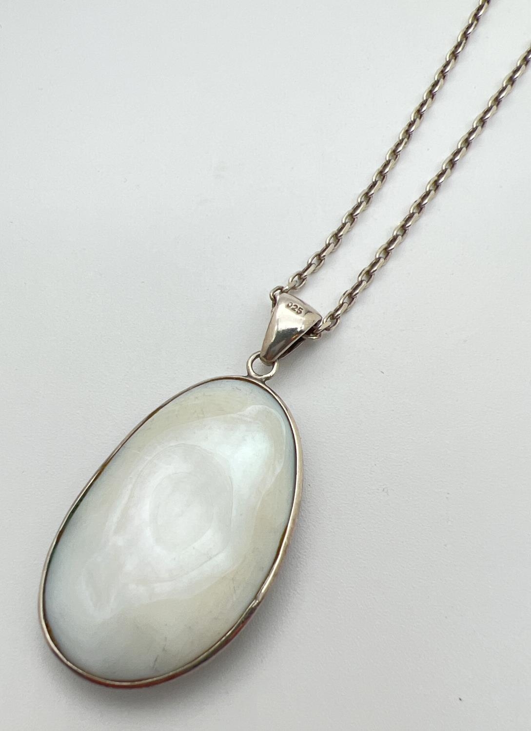 An oval shaped Abalone shell pendant set in silver, on a 20" belcher chain with spring ring clasp. - Image 3 of 3