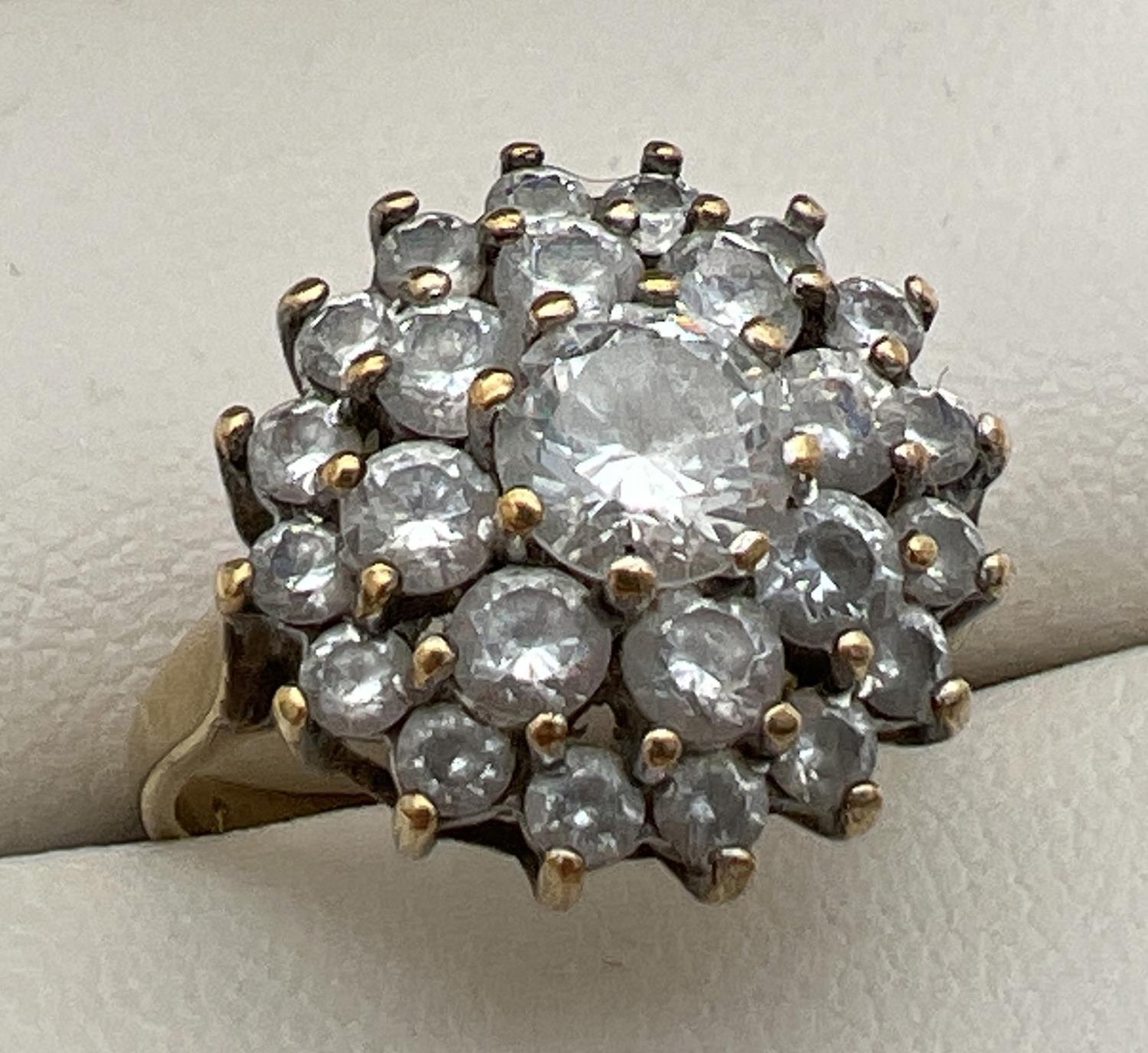 A 9ct gold and cubic zirconia large cluster ring. Central round cut stone surrounded by 2 rows of - Image 3 of 3