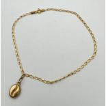 A 9ct gold curb chain bracelet with coffee bean charm. Bracelet approx. 9 inches long. Gold marks to