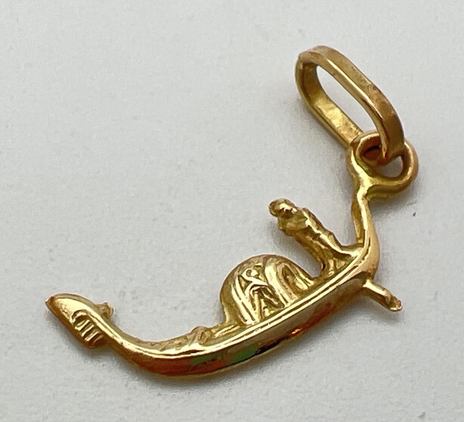 An 18ct gold charm/pendant in the shape of a gondola. Gold marks to bale. Approx. 2.5cm long (