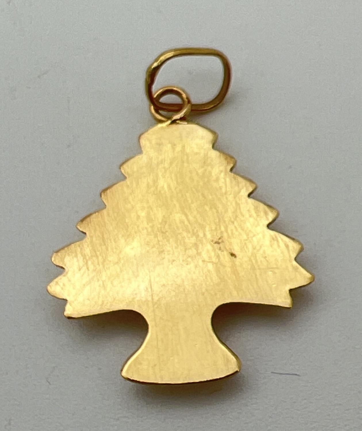 An 18ct gold pendant in the shape of a tree. Gold mark to hanging bale. Approx. 3cm x 2cm (including - Image 2 of 2