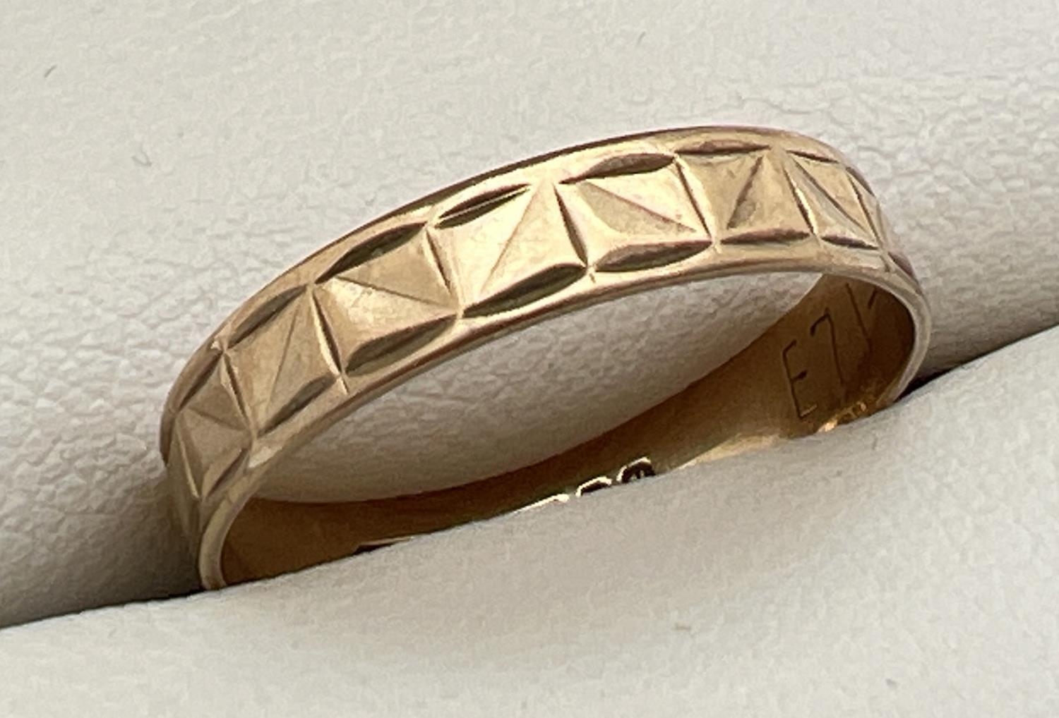 A vintage 9ct gold wedding band with square pattern throughout. Full hallmarks to inside of band. - Image 2 of 2