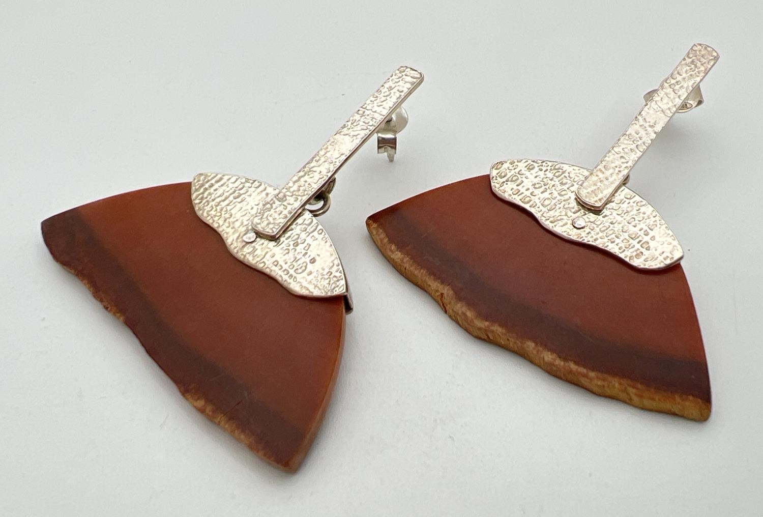 A pair of contemporary style drop silver and resin earrings. Semi circle shaped brown resin pieces - Image 2 of 2