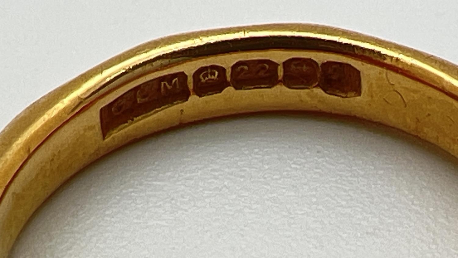 A vintage 22ct gold wedding band. Full hallmarks to inside of band. Size J. Total weight approx. 4. - Image 2 of 2