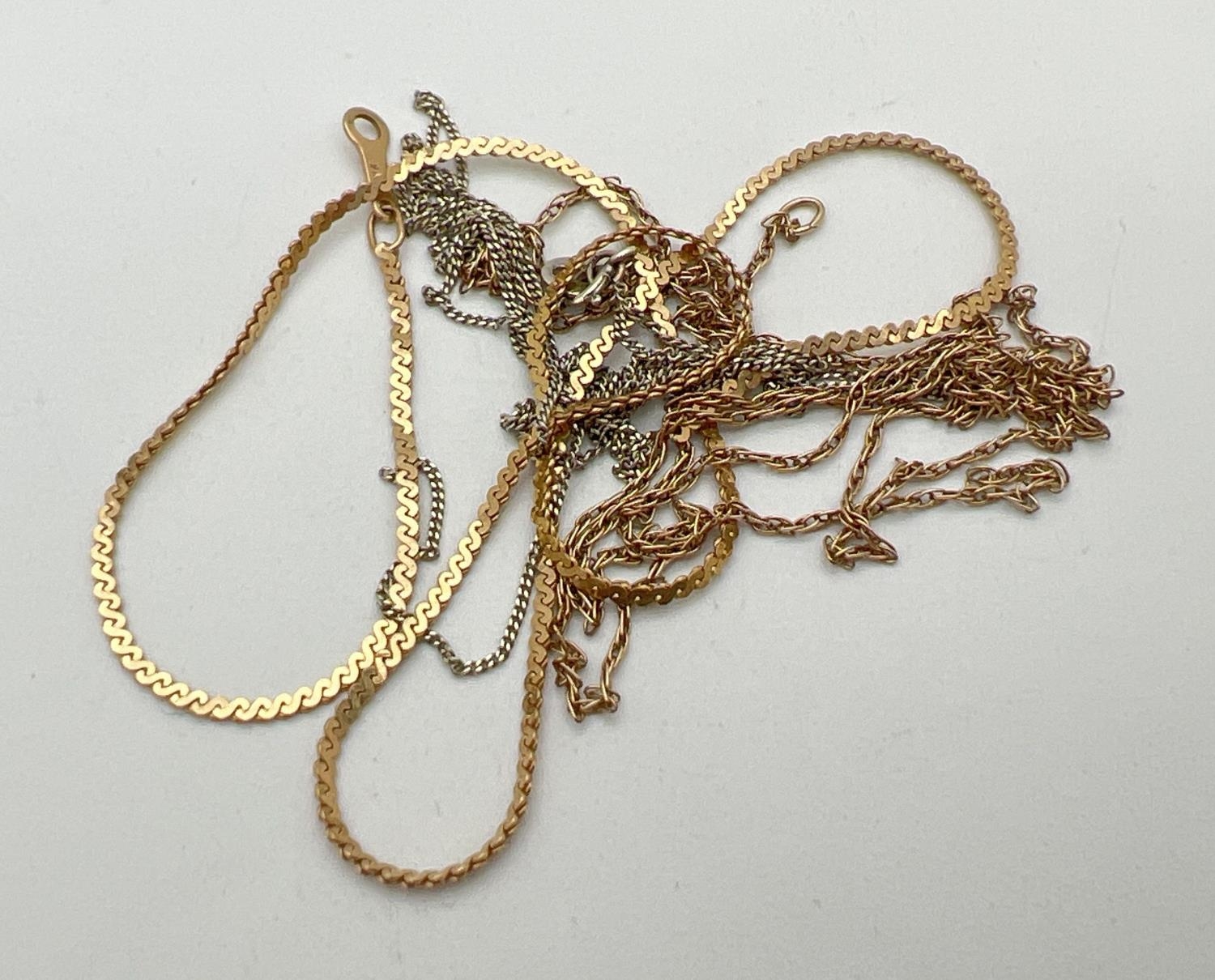 A small quantity of scrap gold chains to include yellow and white gold. Total weight approx. 4g.