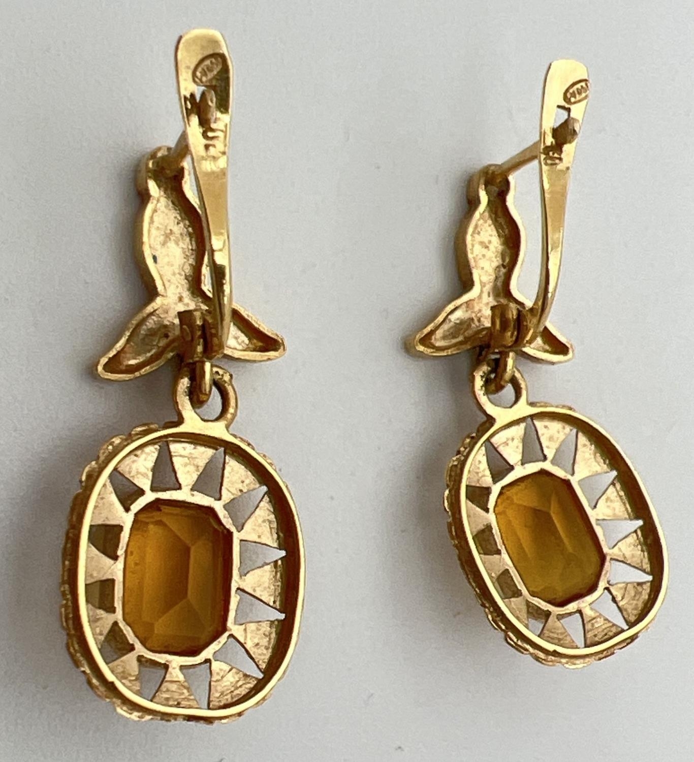 A pair of vintage 18ct gold and citrine lever backed drop earrings. Floral design to posts, square - Image 2 of 2