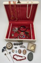 A vintage cream coloured jewellery box containing assorted antique & vintage jewellery items. To