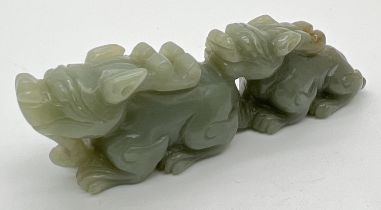 A small piece of Chinese carved green jade modelled as Foo dogs. Approx. 3cm tall x 10cm long.