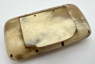 An antique horn rectangular shaped snuff box containing a small amount of snuff. Approx. 8 x 4.5cm.