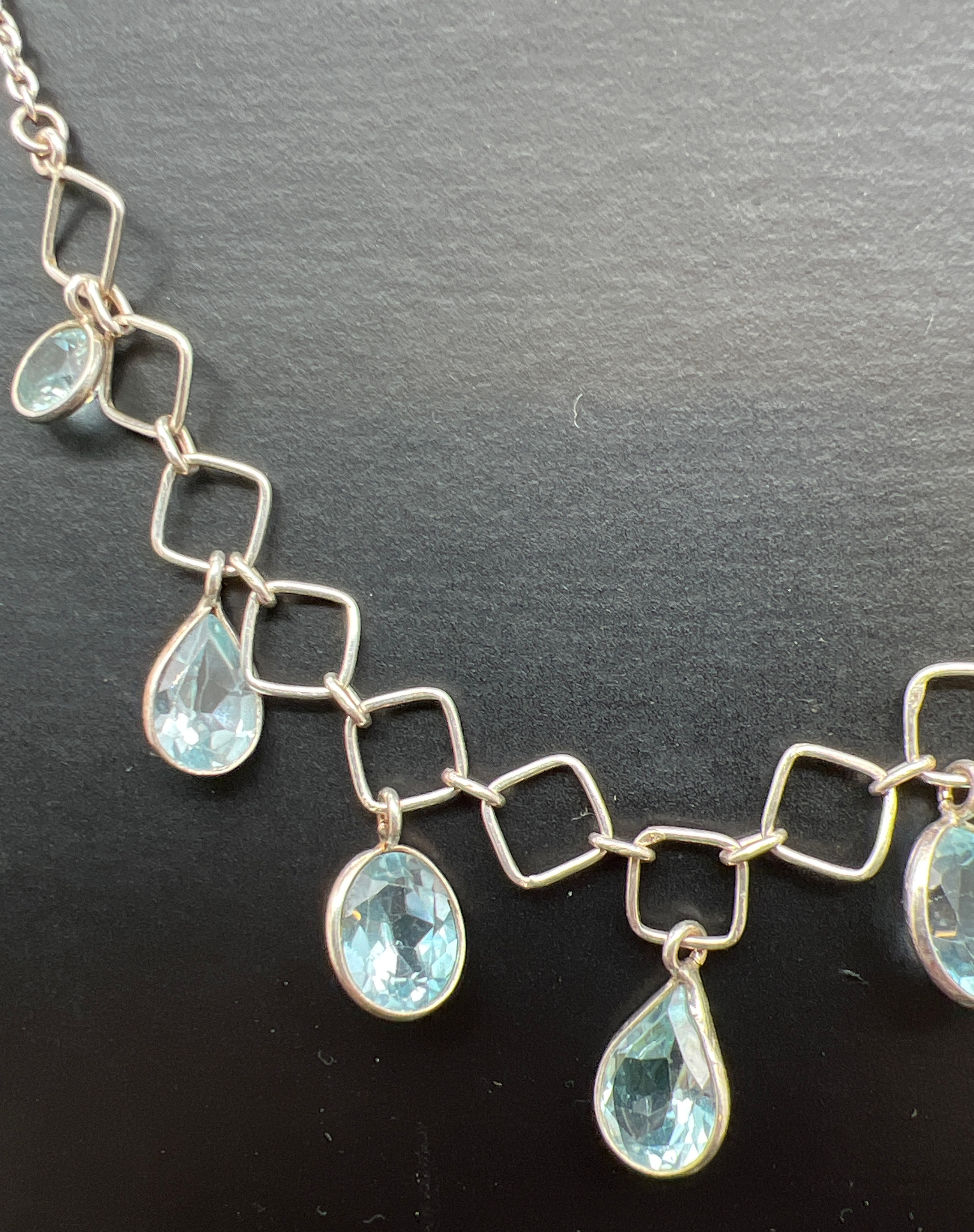 A modern design 18 inch fixed pendant silver necklace with round, oval and teardrop cut blue topaz - Image 2 of 2