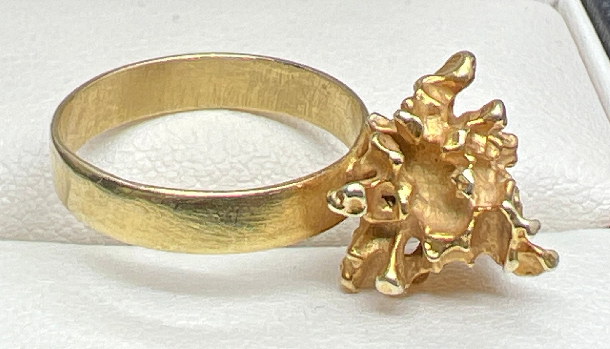 A bespoke made abstract gold nugget dress ring. No hallmarks to ring. Nugget tests as 18ct and - Image 2 of 4